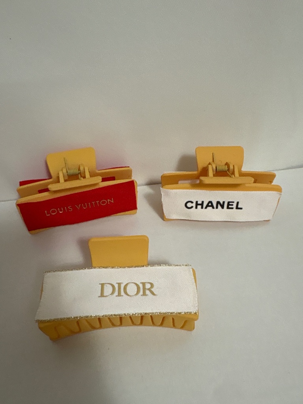 3 pcs claw clips with designer ribbons